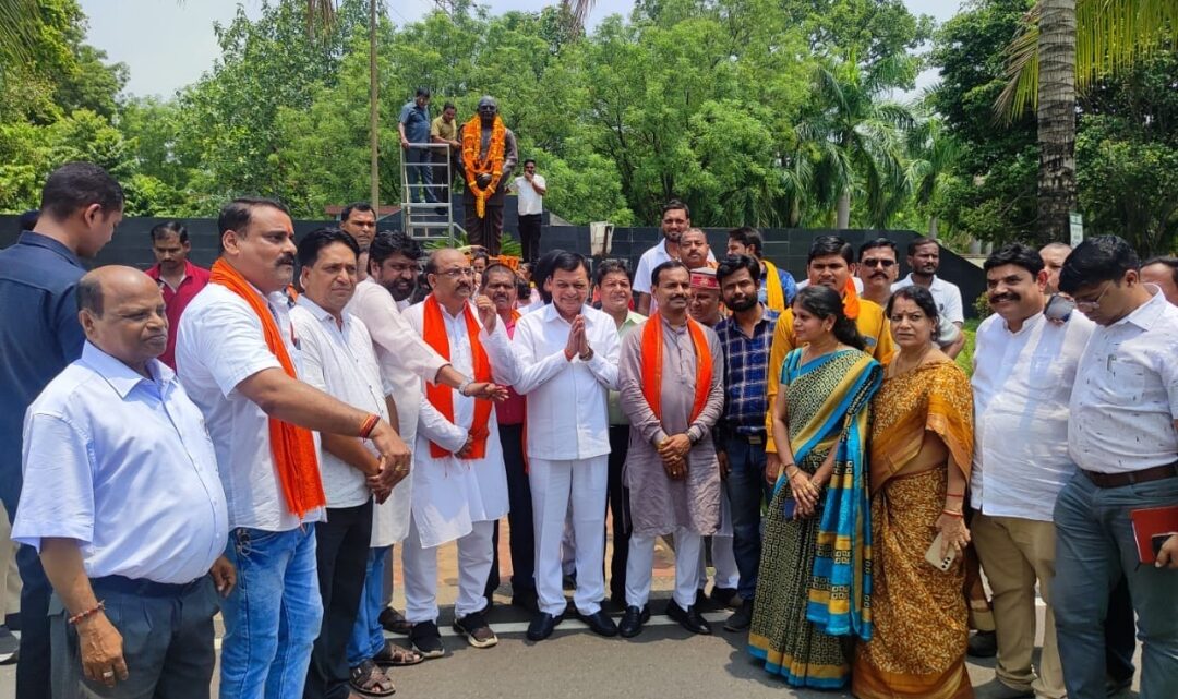 डॉ. श्यामा प्रसाद मुखर्जी की पुण्यतिथि पर प्रतिमा पर माल्यार्पण कर दी गयी श्रधांजलि