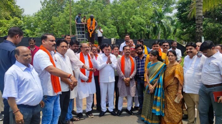 डॉ. श्यामा प्रसाद मुखर्जी की पुण्यतिथि पर प्रतिमा पर माल्यार्पण कर दी गयी श्रधांजलि