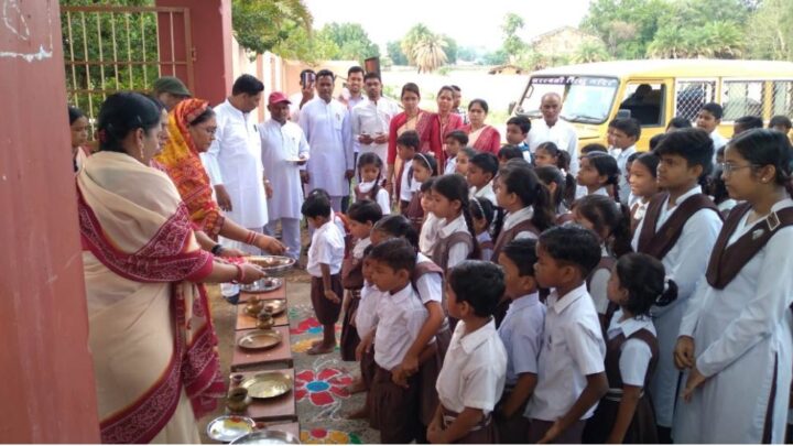 सरस्वती शिशु मंदिर में पारंपरिक तरीके से छात्रों का स्वागत