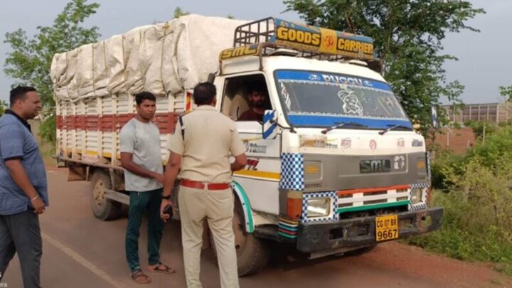 रायगढ़: टमाटर गोभी और सब्जी के आड़ में गांजा तस्करी, ढ़ाई क्विंटल गांजा जब्त