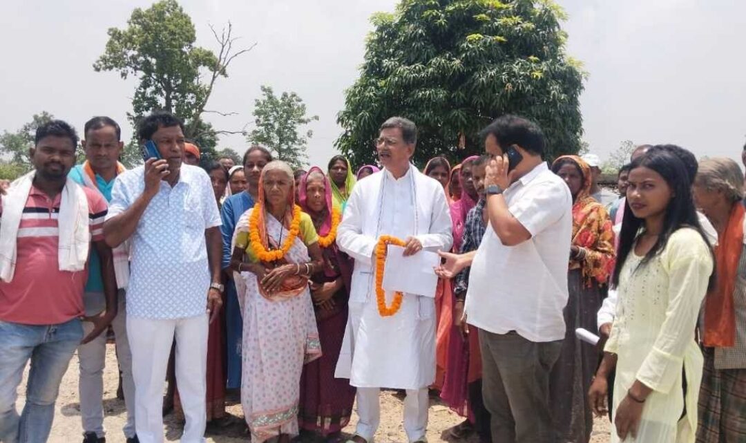 कोरबा: ग्राम पंचायत बंजारी पहुंच डॉ. चरणदास महंत ने सुनी ग्रामीणों की समस्या