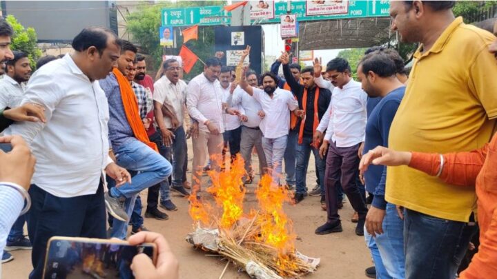 राहुल गांधी के विवादित बयान पर भाजयुमो का विरोध प्रदर्शन, फूंका पुतला…