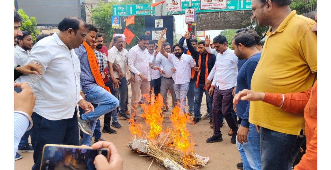 राहुल गांधी के विवादित बयान पर भाजयुमो का विरोध प्रदर्शन, फूंका पुतला…