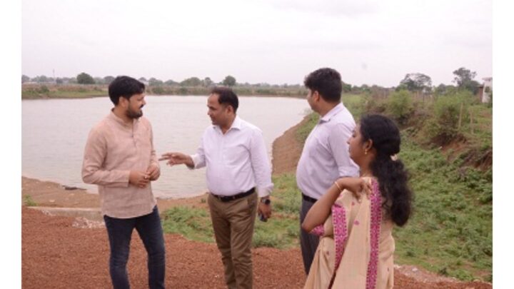 विधायक अनुज शर्मा व कलेक्टर डाॅ. गौरव सिंह ने तालाब का किया अवलोकन