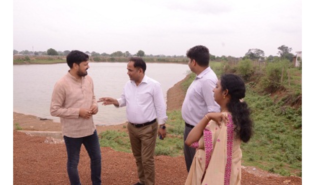 विधायक अनुज शर्मा व कलेक्टर डाॅ. गौरव सिंह ने तालाब का किया अवलोकन