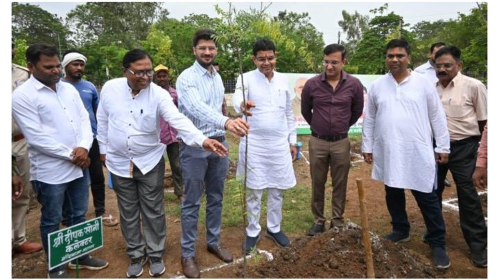 नीम का पौधा लगाकर राजस्व मंत्री की ‘एक पेड़ मां के नाम’ अभियान की शुरुआत