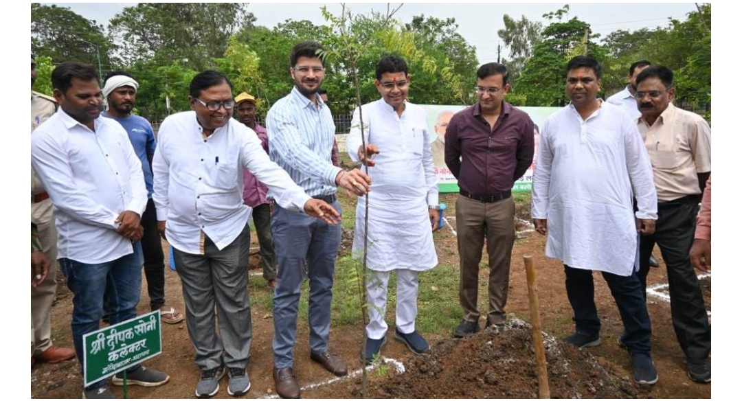 नीम का पौधा लगाकर राजस्व मंत्री की ‘एक पेड़ मां के नाम’ अभियान की शुरुआत