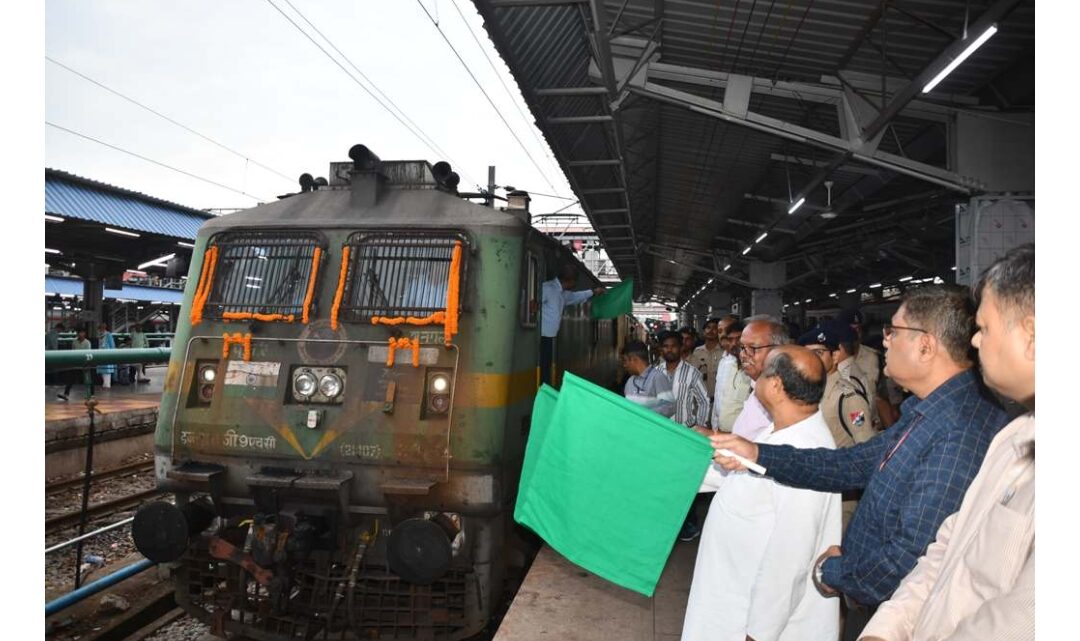 रायपुर-पुरी रथ यात्रा स्पेशल ट्रेन को विधायक पुरंदर मिश्रा ने दिखाई झंडी