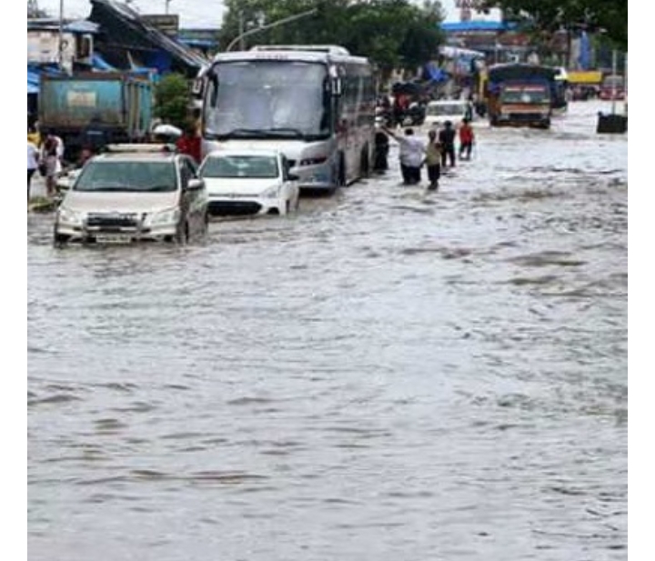 लगातार बारिश की वजह से मुंबई में जन जीवन अस्त-व्यस्त