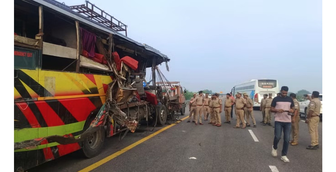 टैंकर से टकराई बस : 18 यात्रियों की मौत, राष्ट्रपति-प्रधानमंत्री ने जताया शोक…