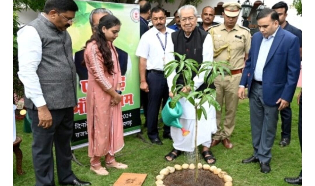 छत्तीसगढ़: राज्यपाल विश्वभूषण हरिचंदन राजभवन में ‘एक पेड़ माँ के नाम‘ अभियान के तहत पौधरोपण किया