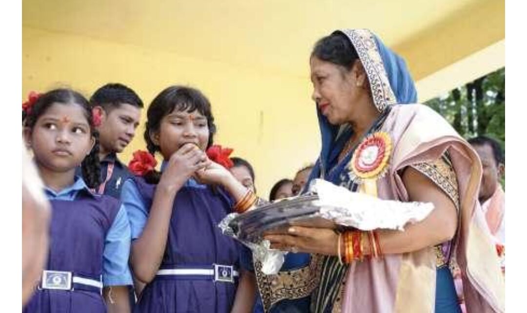 मुख्यमंत्री की धर्मपत्नी कौशल्या साय ने नवप्रवेशी विद्यार्थियों का तिलक लगाकर किया स्वागत