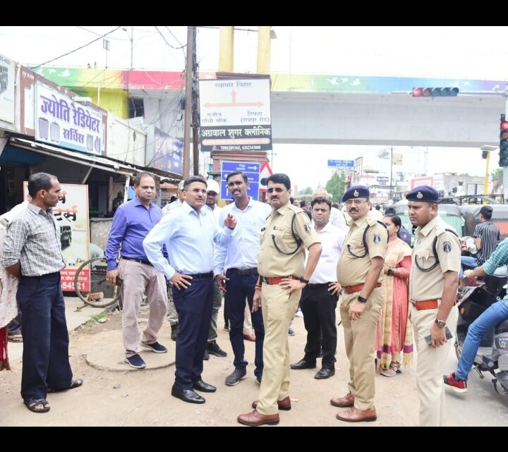 बिलासपुर कलेक्टर अवनीश शरण और एसपी रजनेश सिंह ने अधिकारियों के साथ मिलकर ब्लैक स्पॉट और व्यस्ततम चौक-चौराहों का निरीक्षण किया