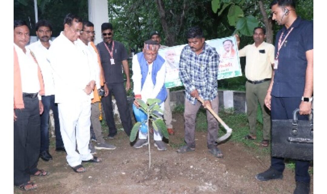 मुख्यमंत्री विष्णुदेव साय ने कसडोल सर्किट हॉउस परिसर में एक पेड़ मां के नाम अभियान अंतर्गत बरगद का पेड़ लगाया