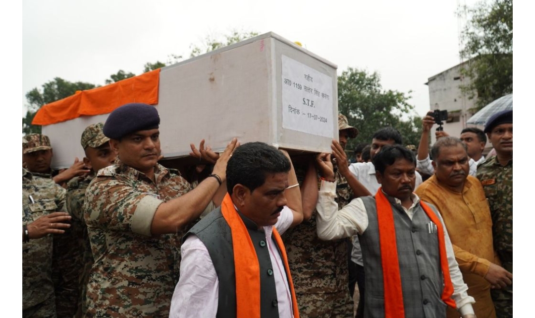 सांसद-विधायक, आईजी-एसपी ने बीजापुर में शहीद जवानों को दी श्रद्धांजलि