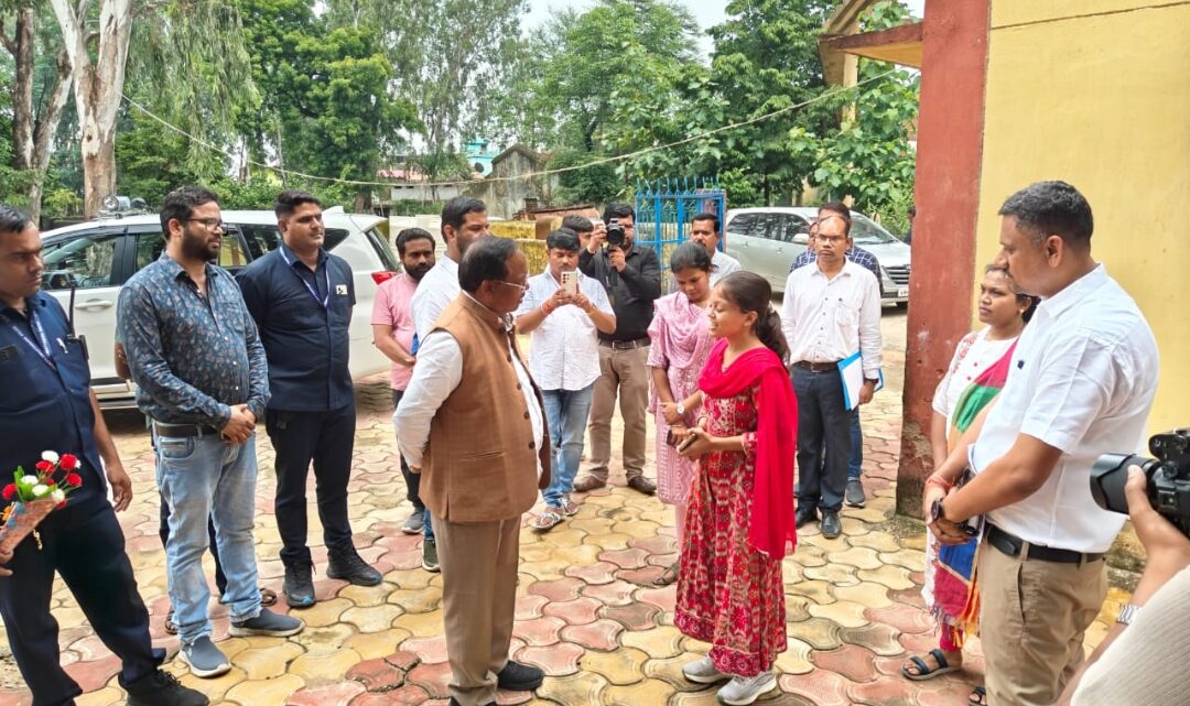 कैबिनेट मंत्री रामविचार नेताम ने पाली में कन्या छात्रावास एवं शासकीय उद्यान रोपणी पोड़ी का किया निरीक्षण