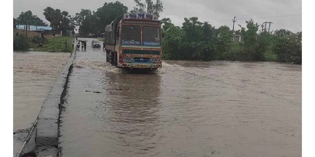 छत्‍तीसगढ़ के बस्तर संभाग में दो दिन से जारी वर्षा के बाद नदी, नाले उफान पर