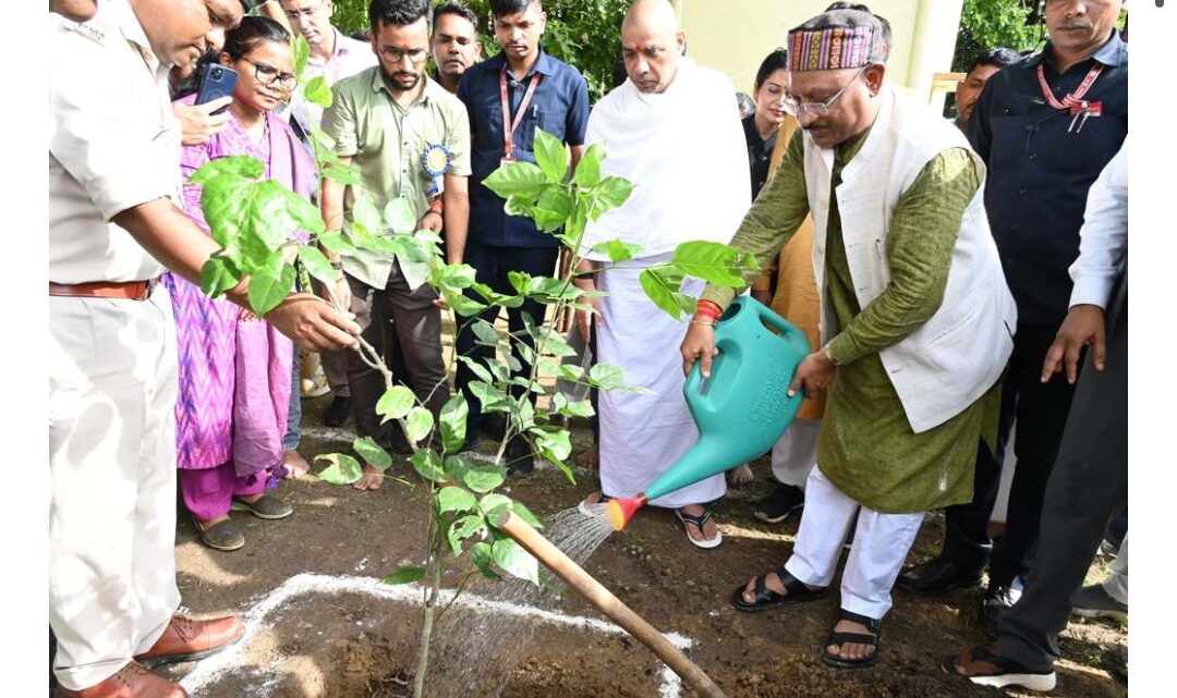 सीएम साय ने अघोर गुरु पीठ ब्रह्मनिष्ठालय परिसर में रोपा करंज का पौधा