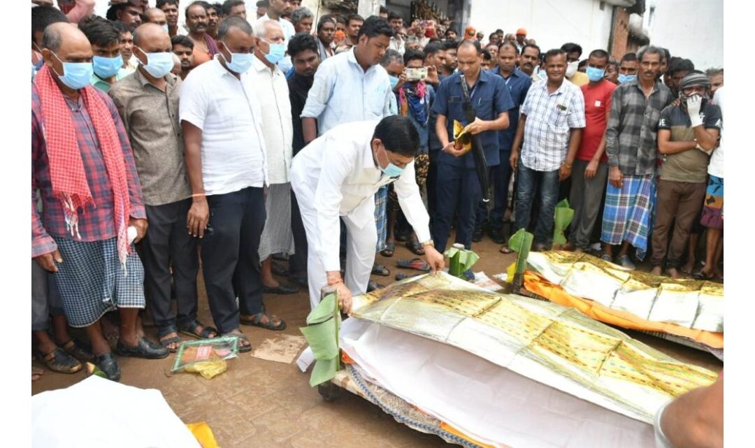 छत्तीसगढ़: खाद्य मंत्री बघेल ने जहरीली गैस से मृत लोगों के परिजनों से मुलाकात की