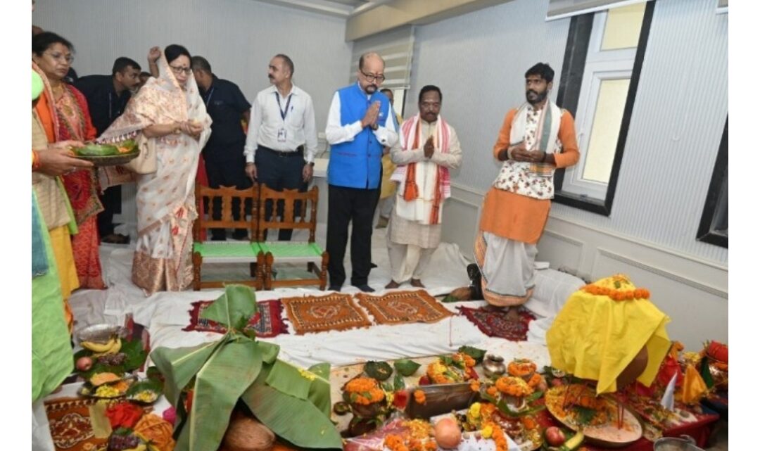 राज्यपाल डेका कृषि मंत्री नेताम के गृह प्रवेश कार्यक्रम में शामिल हुए