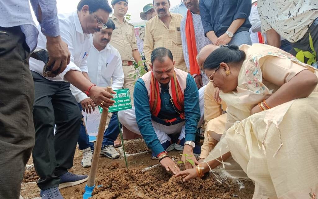 मंत्री जायसवाल ने मियावाकी पद्धति से किया वन महोत्सव का शुभारंभ