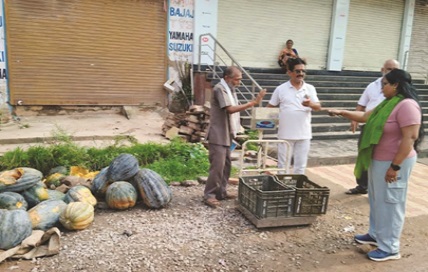 सुबह-सुबह आकाश गंगा सब्जी मंडी में निगम की टीम ने दी दबिस