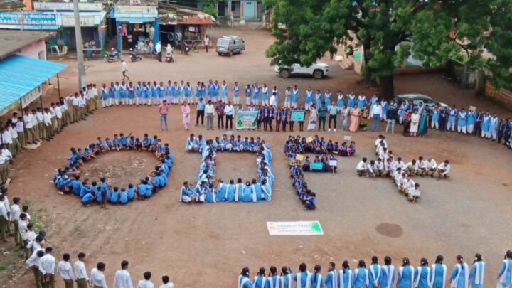 छात्रों ने ओडीएफ प्लस की आकृति बनाकर स्वच्छता का दिया संदेश दिया