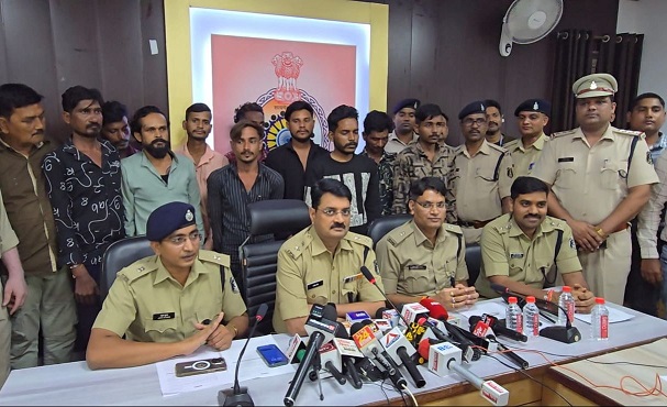 BILASPUR पुलिस का ऑपरेशन स्ट्रीट’’ अंतर्गत हथियारबंद आदतन आरोपियों एवं गुण्डा बदमाषों को गिरफ्तार किया…ATM में डकैती करने की योजना को किया गया नकाम