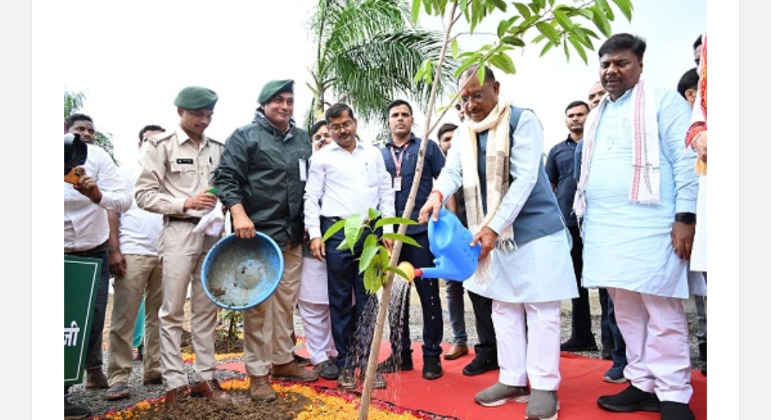 मुख्यमंत्री ने आम का पौधा रोपकर बस्तर ज़िले में की एक पेड़ माँ के नाम महावृक्षारोपण अभियान की शुरुआत