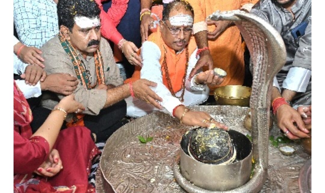 सीएम साय ने उपमुख्यमंत्री विजय शर्मा के साथ भोरमदेव बाबा भगवान शिव जी का दर्शन कर मंत्रोच्चारण के साथ विशेष पूजा-अर्चना की