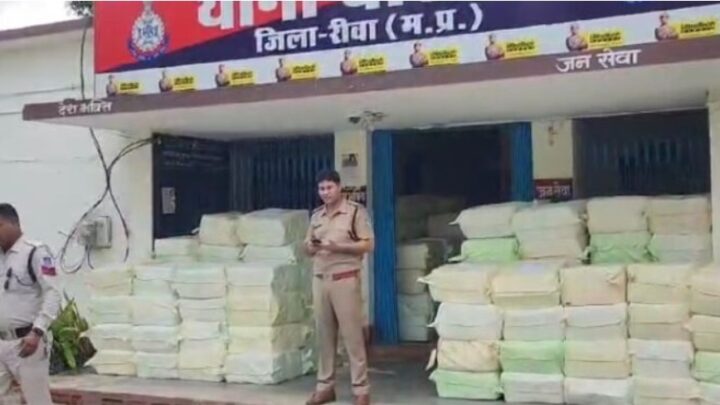 रीवा पुलिस को अब तक की सबसे बड़ी सफलता: नशे की खेप पर पुलिस का छापा,1 करोड़ 22 लाख की 72 हजार नशीली सिरप की शीशी के साथ गिरफ्त में आए 2 बड़े तस्कर, DGP ने दी बधाई कहा…