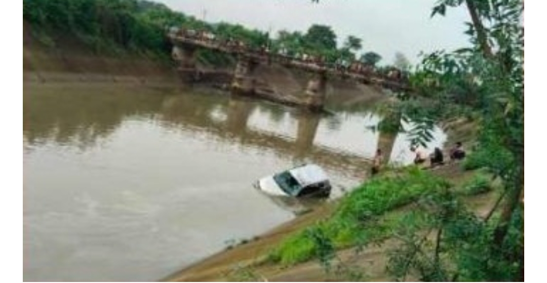 अनियंत्रित कार नहर में गिरी, 2 तैरकर बाहर निकल आए, 2 लापता