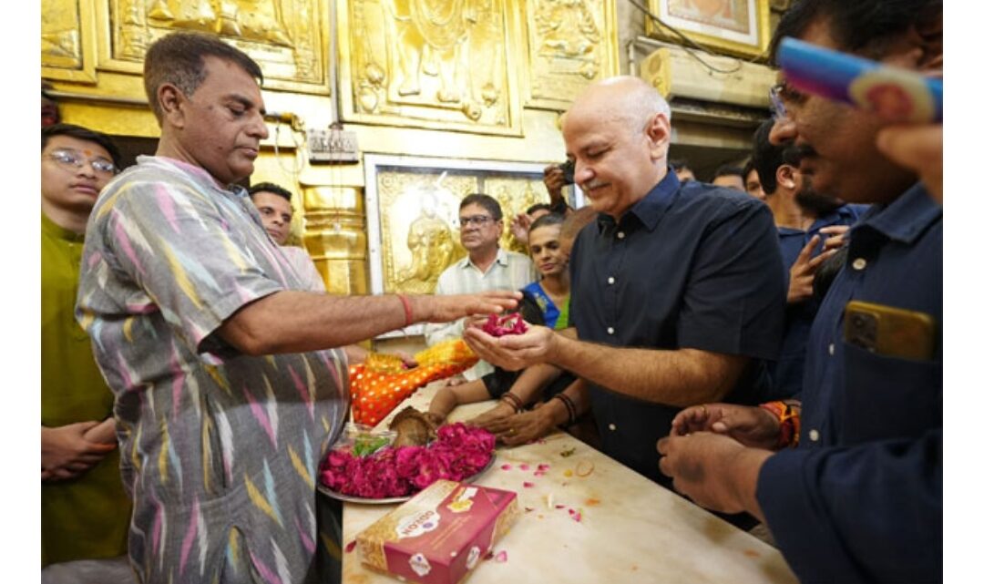 परिवार के साथ कनॉट प्लेस के हनुमान मंदिर पहुंचे सिसोदिया