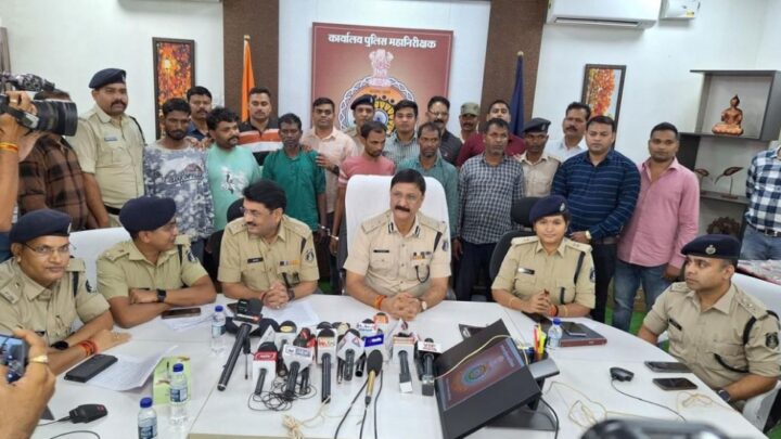 चोरी की घटनाओं के मामले में बिलासपुर पुलिस की बड़ी सफलता: 7 सदस्य के साथ 33 किलो चांदी और 125 ग्राम सोने के जेवर समेत 52 लाख का सामन जब्त