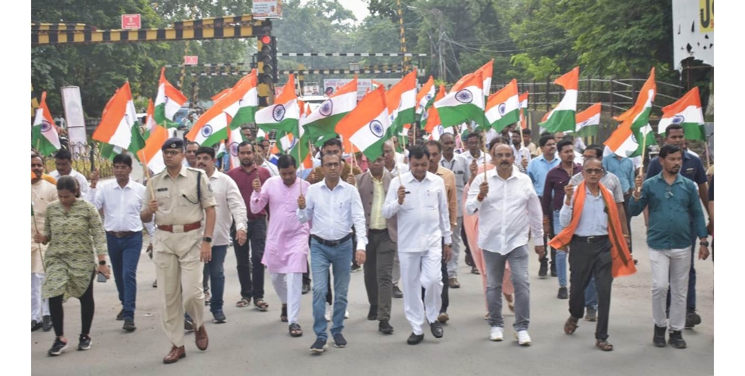 कोरबा में उद्योग मंत्री ने हरी झंडी दिखाकर तिरंगा यात्रा को किया रवाना