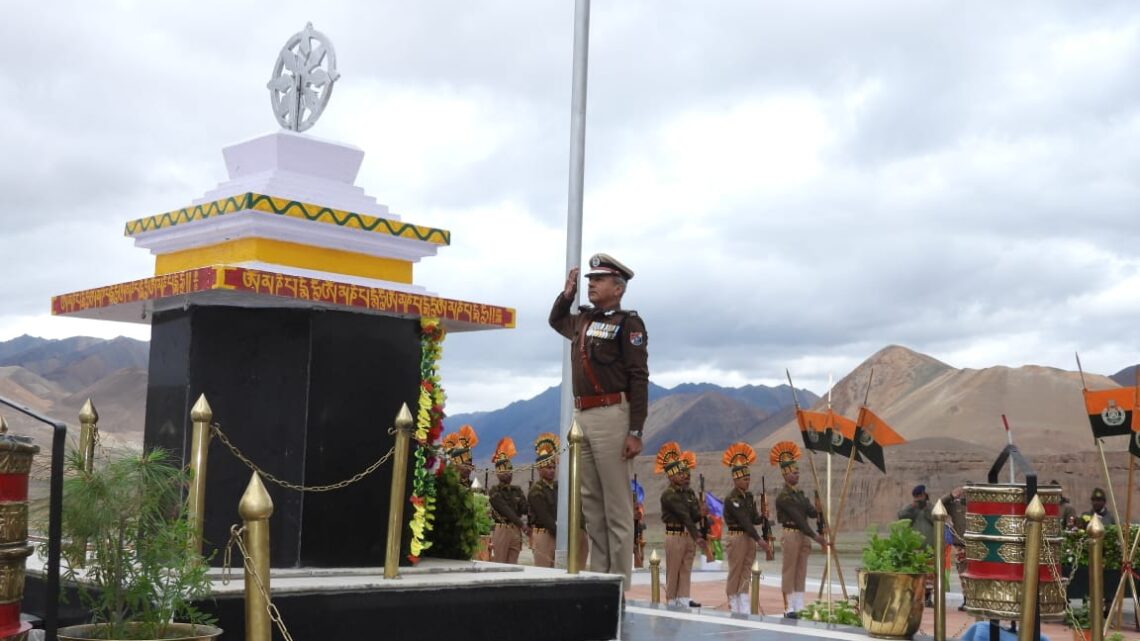 आरपीएफ महानिदेशक ने हॉट स्प्रिंग्स मेमोरियल में पुलिस शहीदों को श्रद्धांजलि दी