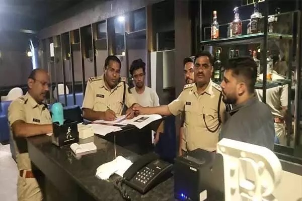 बार में लड़कियों के लिए ‘फ्री शॉट्स’ का ऑफर, पुलिस ने कसा शिकंजा…