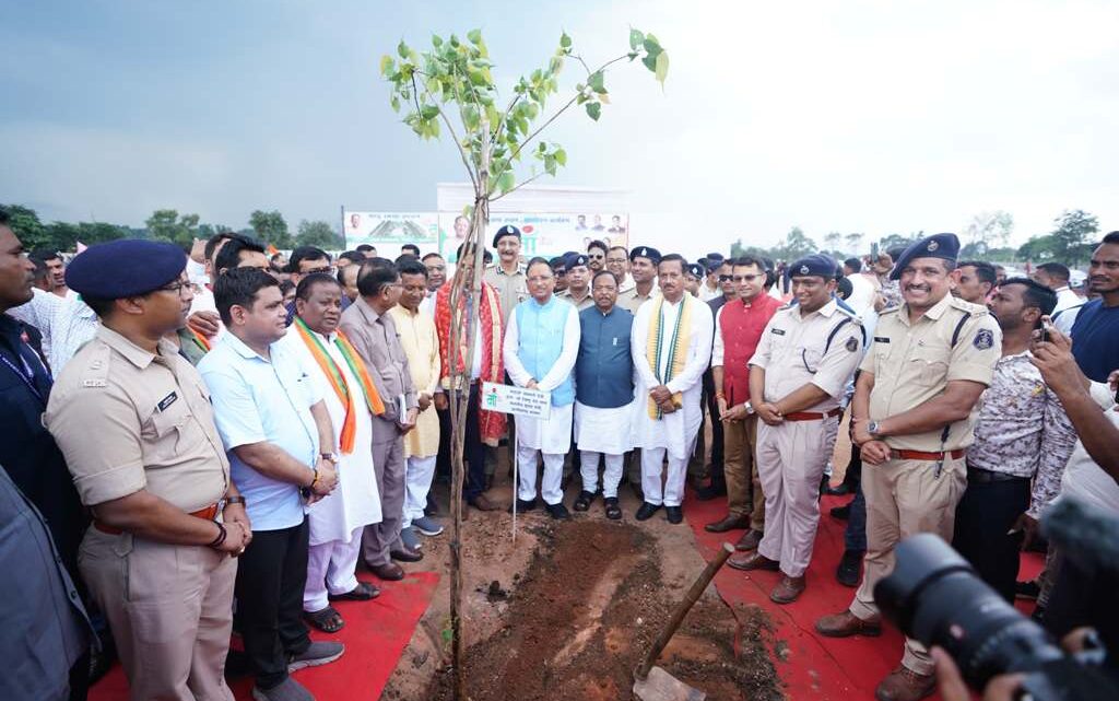 मुख्यमंत्री ने पूंजीपथरा थाना परिसर में रोपा पीपल का पौधा