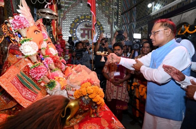 सीएम साय ने बंजारी धाम में विभूतियों की प्रतिमा का अनावरण किया