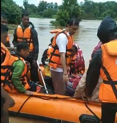 गर्भवती के लिए देवदूत बने जवान, उफनते नाले को पार कर पहुंचाया अस्पताल