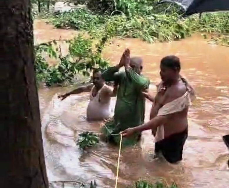 बाढ़ में फंसे नगर पंचायत अध्यक्ष, रेस्क्यू टीम ने सुरक्षित निकाला