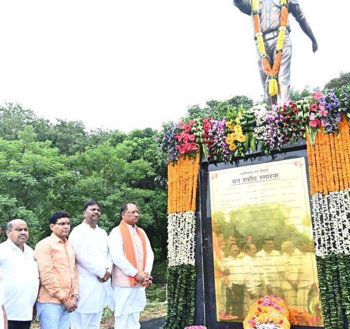 सीएम साय ने वन शहीदों को दी श्रद्धांजलि, वन शहीद स्मारक का किया अनावरण