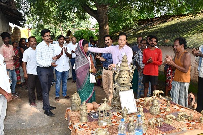 राष्ट्रीय हस्तशिल्प पुरस्कार के लिए चयनित होने पर कलेक्टर ने शिल्पी हीराबाई झरेका बघेल को किया सम्मानित