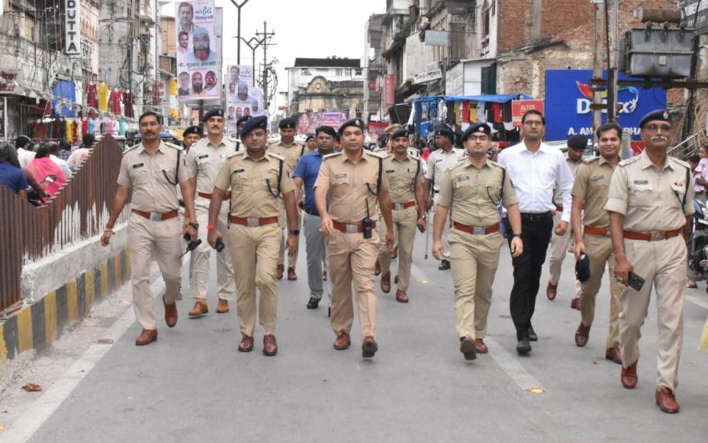 रायपुर पुलिस का फ्लैग मार्च: गणेश विसर्जन व ईद को देखते हुए सुरक्षा के पुख्ता इंतजाम