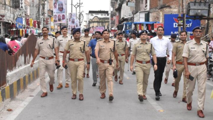 रायपुर पुलिस का फ्लैग मार्च: गणेश विसर्जन व ईद को देखते हुए सुरक्षा के पुख्ता इंतजाम