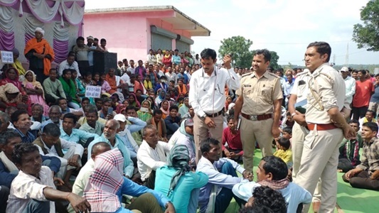 हाथी प्रभावितों ने चोटिया चौक में तीन घंटे रखा चक्का जाम