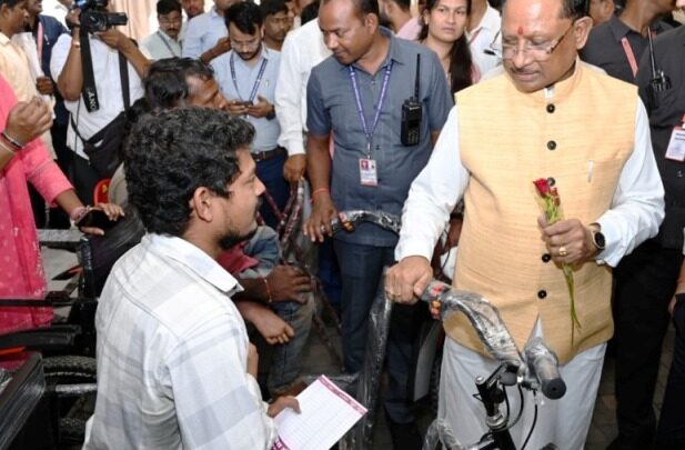 मुख्यमंत्री जनदर्शन में आईटीआई की पढ़ाई कर रहे राजूराम को मिली ट्राइसाइकिल