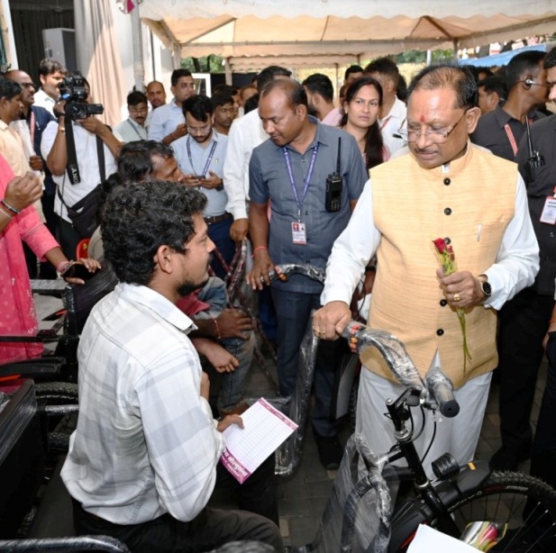 मुख्यमंत्री जनदर्शन में आईटीआई की पढ़ाई कर रहे राजूराम को मिली ट्राइसाइकिल