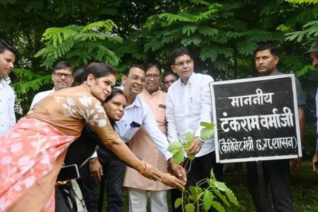 राजस्व मंत्री टंकराम ने ‘एक पेड़ मां के नाम अभियान’ अंतर्गत पीपल पेड़ का किया रोपण