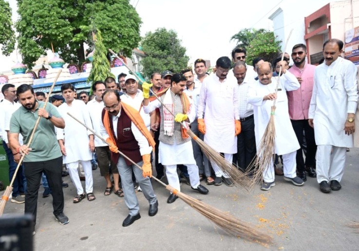 डिप्टी सीएम साव व केंद्रीय राज्य मंत्री साहू ने ‘स्वच्छता ही सेवा’ पखवाड़ा में किया श्रमदान